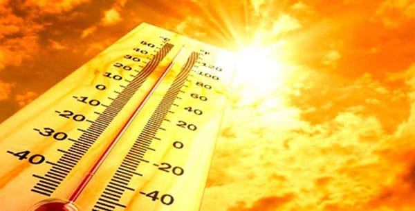 Termômetro marcando alta temperatura em um dia ensolarado, simbolizando o verão, uma estação em que o calor favorece o aumento de baratas devido às condições ideais para sua reprodução e atividade.