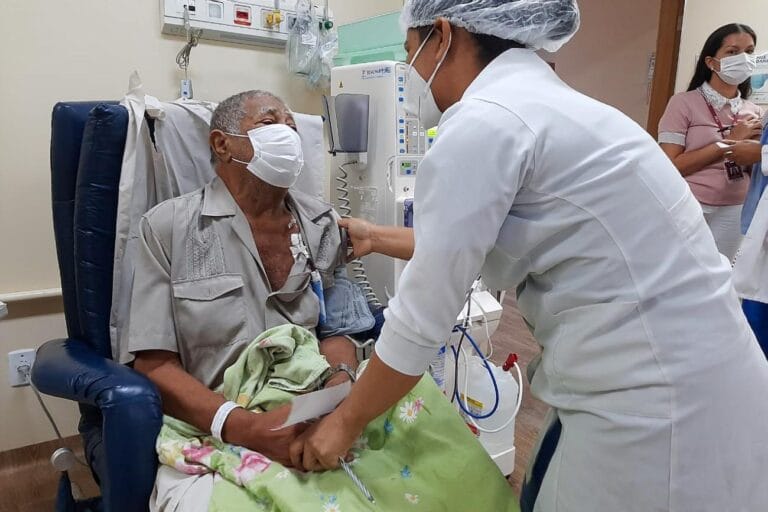 Atendimento hospitalar a paciente idoso, destacando os cuidados médicos e a prevenção de riscos como infestação de formigas em ambientes hospitalares.