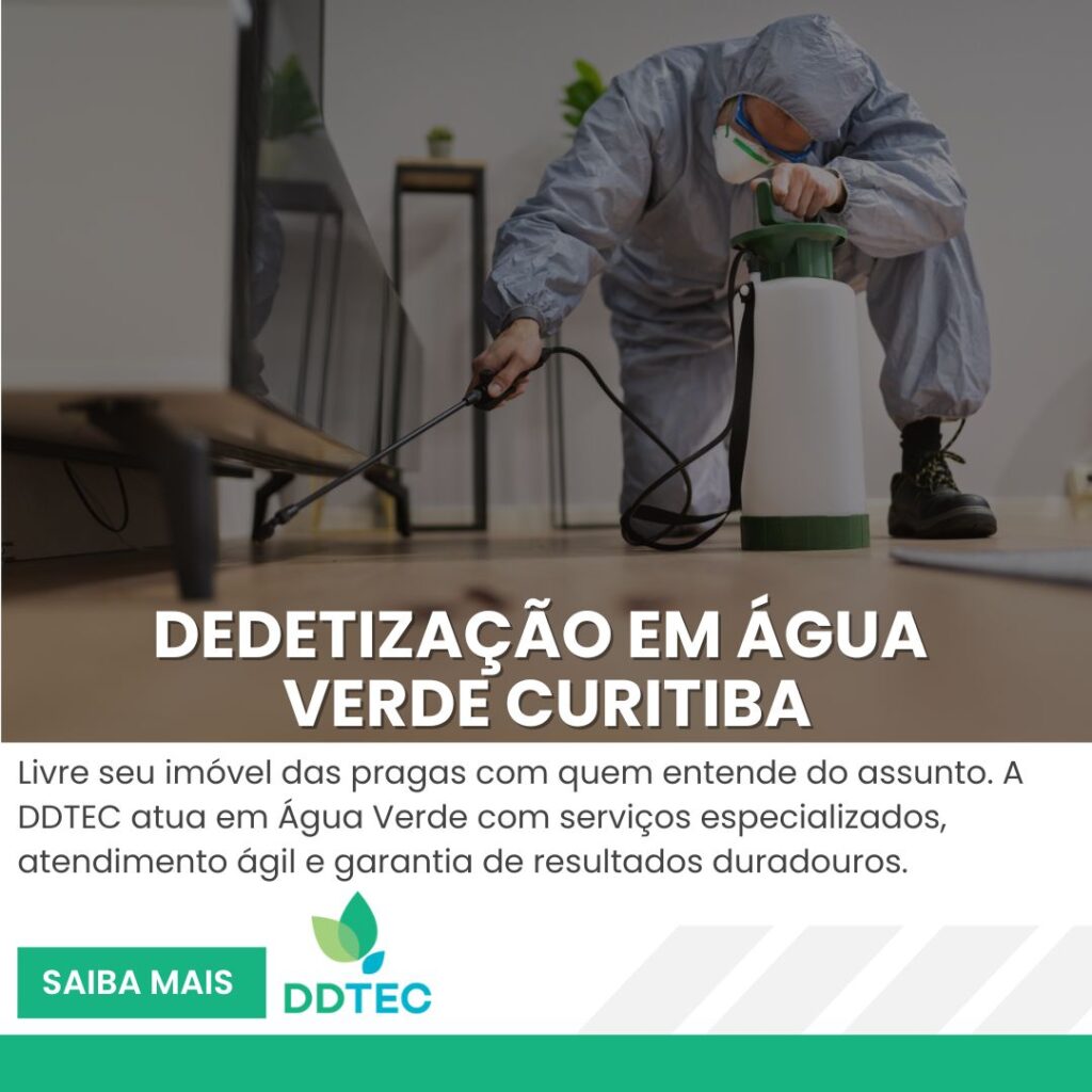 Profissional aplicando dedetização em imóvel residencial no bairro Água Verde, Curitiba, representando os serviços especializados da DDTEC Controle de Pragas.